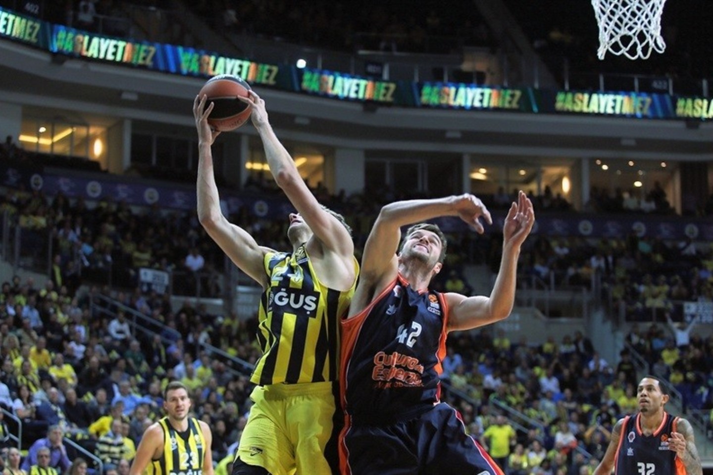„Fenerbahce“ komanda įveikė „Valencia“ ekipą