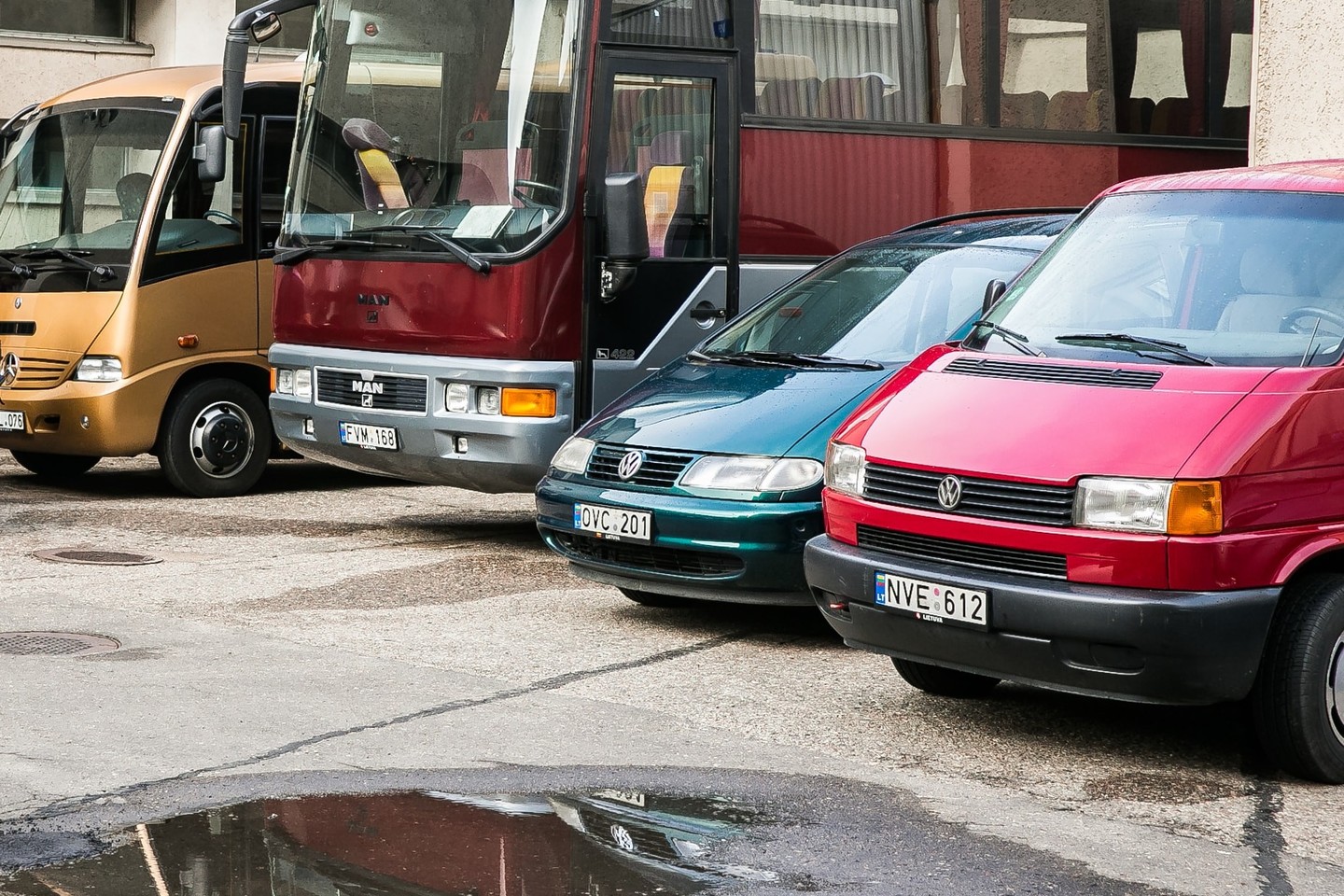Seimas senus savo automobilius atiduoda globos įstaigoms.<br> O.Posaškovos nuotr.