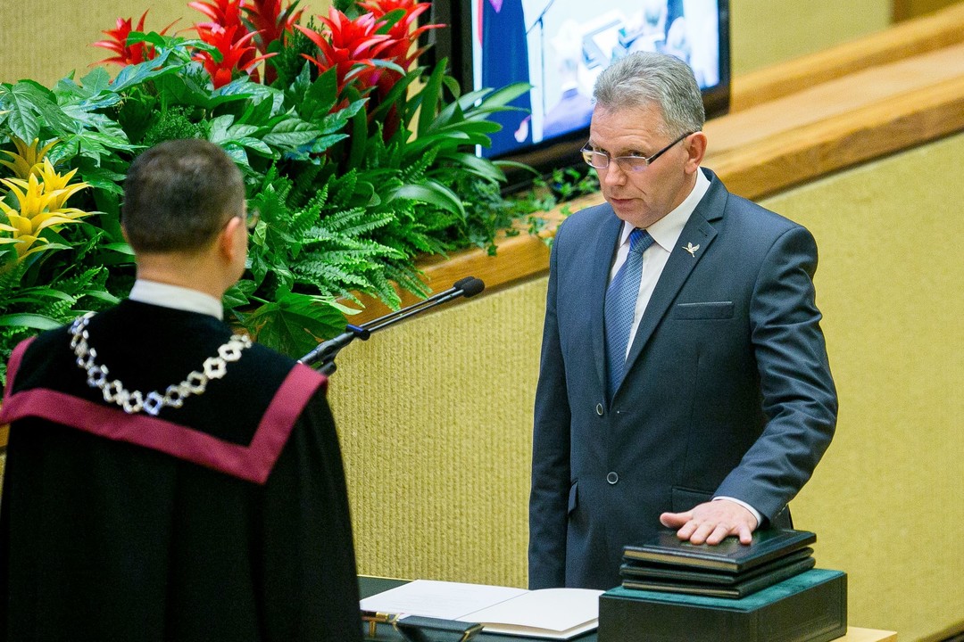 Tarp kitko. 100 eurų priedas už tai, kad nedirbi