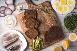 Sumuštinių dieną – specialus receptas silkės mėgėjams 