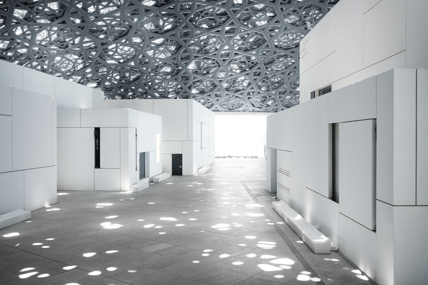 „Louvre Abu Dhabi“ – vienas dirbtinėje saloje prie Abu Dabio krantų numatytų pastatyti kultūros objektų.<br> M.Somji/archdaily.com nuotr.