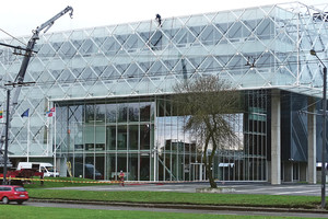 Modernūs stiklo ir metalo pastatai  –  jie slepia pavojų