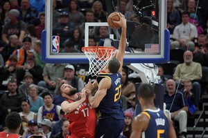 Rimtą užduotį gavęs Jonas Valančiūnas turėjo atlaikyti ir monstrišką dėjimą