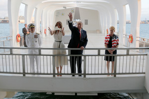 Trumpas Perl Harbore aplankė „USS Arizona“ memorialą