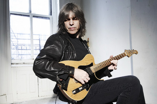 Į Vilnių atvykstančios gitaros žvaigždės nesustabdė abiejų rankų lūžiai