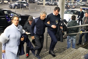 Italijos superžvaigždė Andrea Bocelli į Kauną atvyko su jauna žmona ir sūnumi