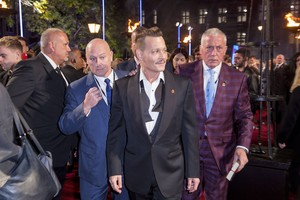 Johnny Deppas nepakelia problemų: girtą aktorių prilaikė apsauga