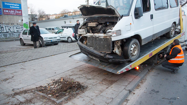 Neblaivus vairuotojas Vilniuje partrenkė stotelėje stovėjusią moterį