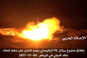 Po raketos smūgio Saudo Arabija laikinai uždarė Jemeno sienas ir apkaltino Iraną