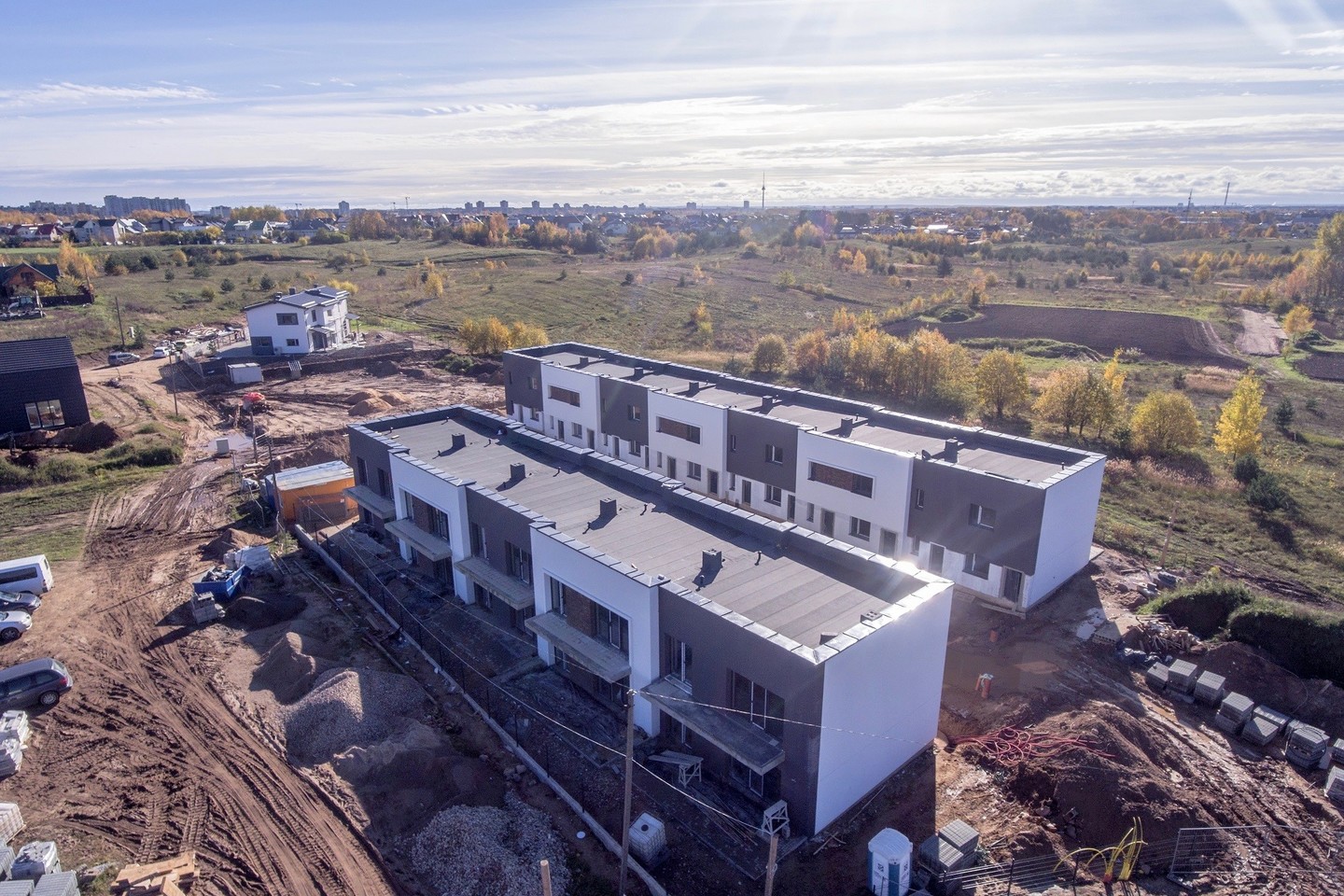  Sostinės Tarandės rajone baigiami statyti du dviaukščiai – 10 ir 14 butų – A energinės klasės daugiabučiai.<br> statytojų nuotr.
