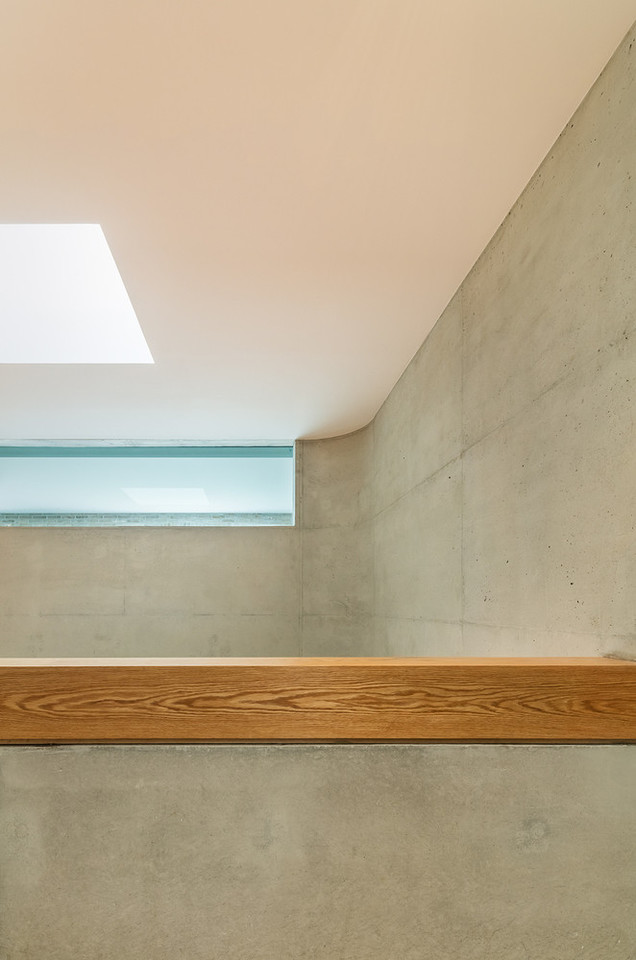 Laikantis Rytų architektūros tradicijų, naujasis būstas suformuotas kvadratu, kuris supa per du aukštus kylančią tuščią ertmę centre.<br> K.Shino/archdaily.com nuotr.