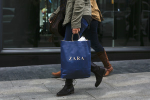 „Zara“ parduodamų drabužių kišenėse – slapti rašteliai su pagalbos prašymu