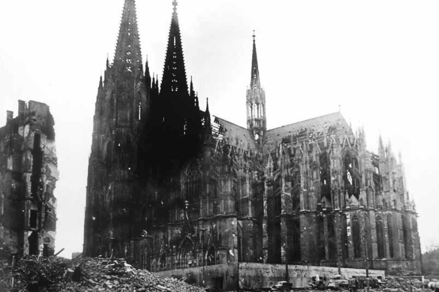Didžiulę viduramžių laikus menančią Kelno katedrą sąjungininkų bombonešių pilotai vertino kaip puikų orientyrą, todėl pastatas nebuvo sugriautas. Ilgai manyta, kad sąjungininkai tiesiog pasigailėjo senovinės architektūros šedevro, bet tai netiesa. Prie katedros matyti betoninė slėptuvė nuo bombų.