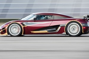 Naujas greičio etalonas: „Koenigsegg“ sutriuškino „Bugatti“ rekordą