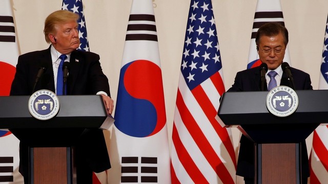 Donaldas Trumpas atvyko į Pietų Korėją, kad išspręstų nesutarimus su prezidentu