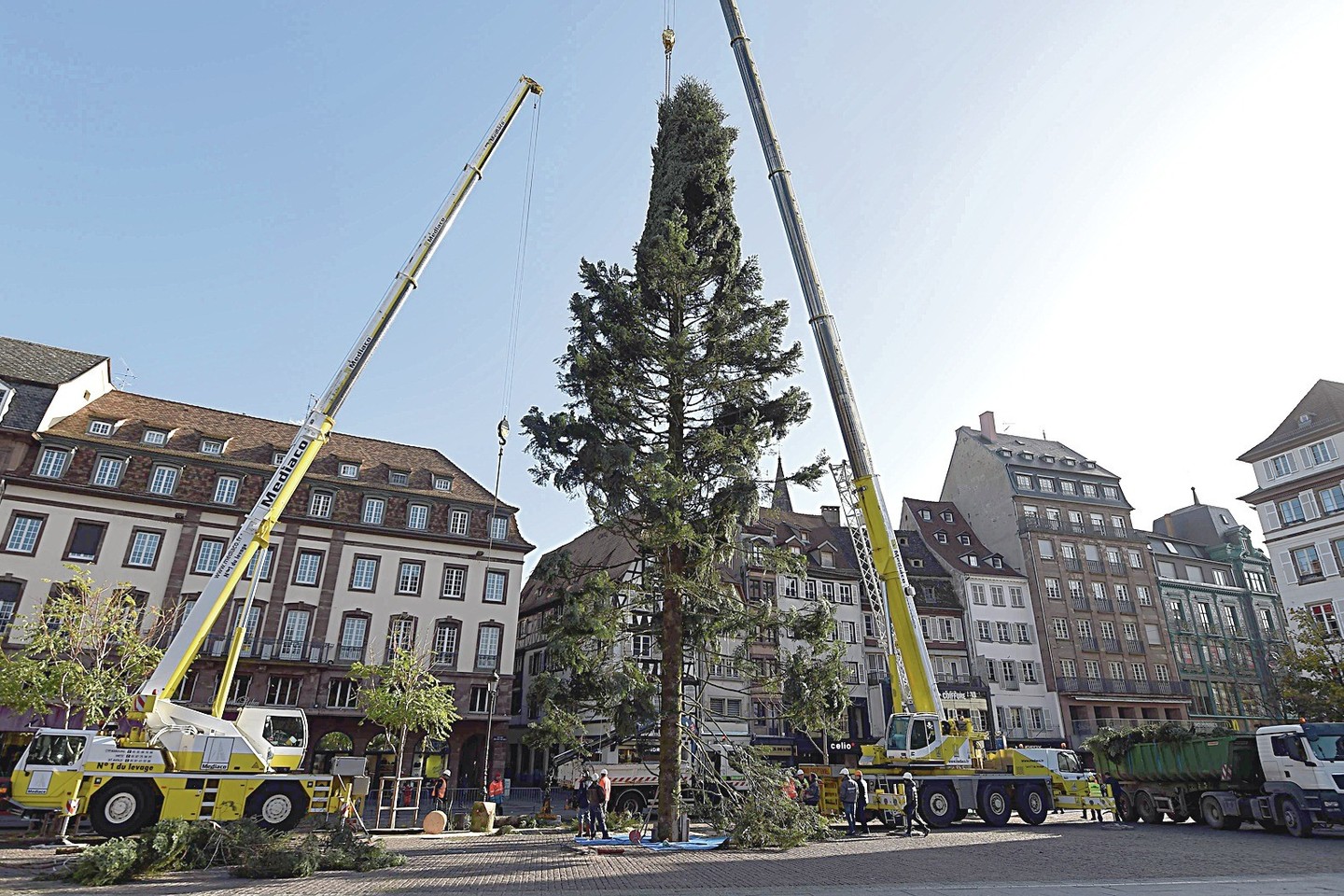Net dvi Kalėdų eglės buvo paskelbtos nesaugiomis, todėl Strasbūrui reikėjo ieškoti trečios.<br> AFP/Scanpix nuotr. 