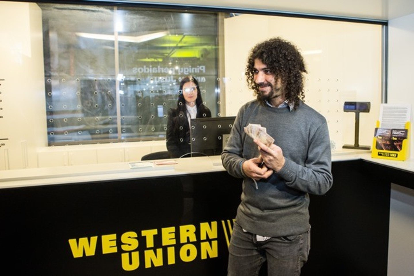 Muzikantas Viktoras Diawara išsiuntė „Western Union“ perlaidą savo tėčiui, gyvenančiam Malyje. 