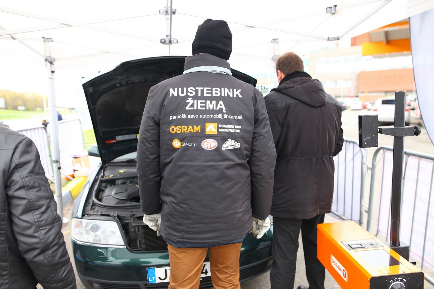 Saugaus eismo kampanijos „Nustebink žiemą!“ metu Vilniuje nemokamai buvo tikrinama automobilių techninė būklė.<br>Organizatorių nuotr.