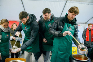 Žinomi krepšininkai gatvėje pilstė sriubas įkvėpti kilnios priežasties