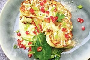 Gardiems pietums – kalafiorų kepsnys su bulvių koše