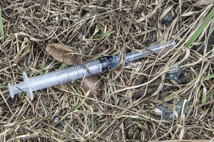 Klaipėdos daugiabučio laiptinėje rasti du perdozavę narkomanai, vienas jų mirė