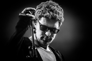 Pamatykite: „Daddy Was A Milkman“ vaizdo klipe iki pamatų sudegintas namas