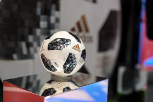 Lietuvoje pristatytas 2018-ųjų pasaulio futbolo čempionato kamuolys „Telstar 18“
