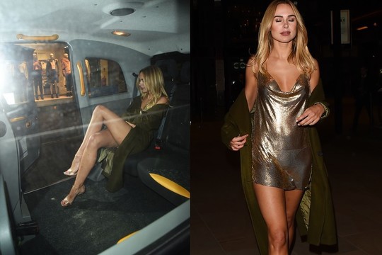 Apsivilkusi atvirą suknią Kimberley Garner pademonstravo ilgas kojas