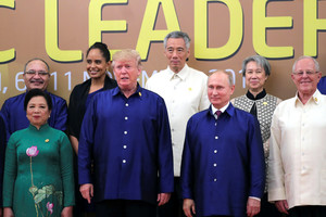  Vietname Donaldas Trumpas ir Vladimiras Putinas vienas kitam paspaudė ranką