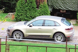 Lenkų kunigų garažuose – akis badanti prabanga