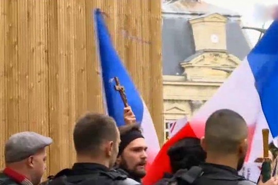 Paryžiaus gyventojai protestuoja prieš gatvėje besimeldžiančius musulmonus