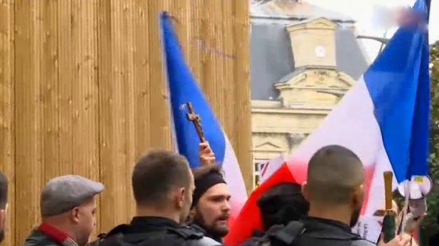 Paryžiaus gyventojai protestuoja prieš gatvėje besimeldžiančius musulmonus