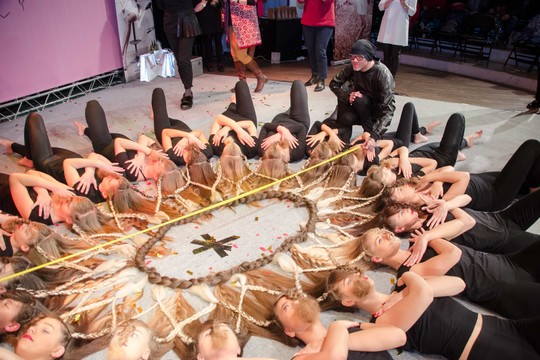 Kaune pasiektas įspūdingas rekordas – supintas ornamentas iš ilgų 20 merginų plaukų