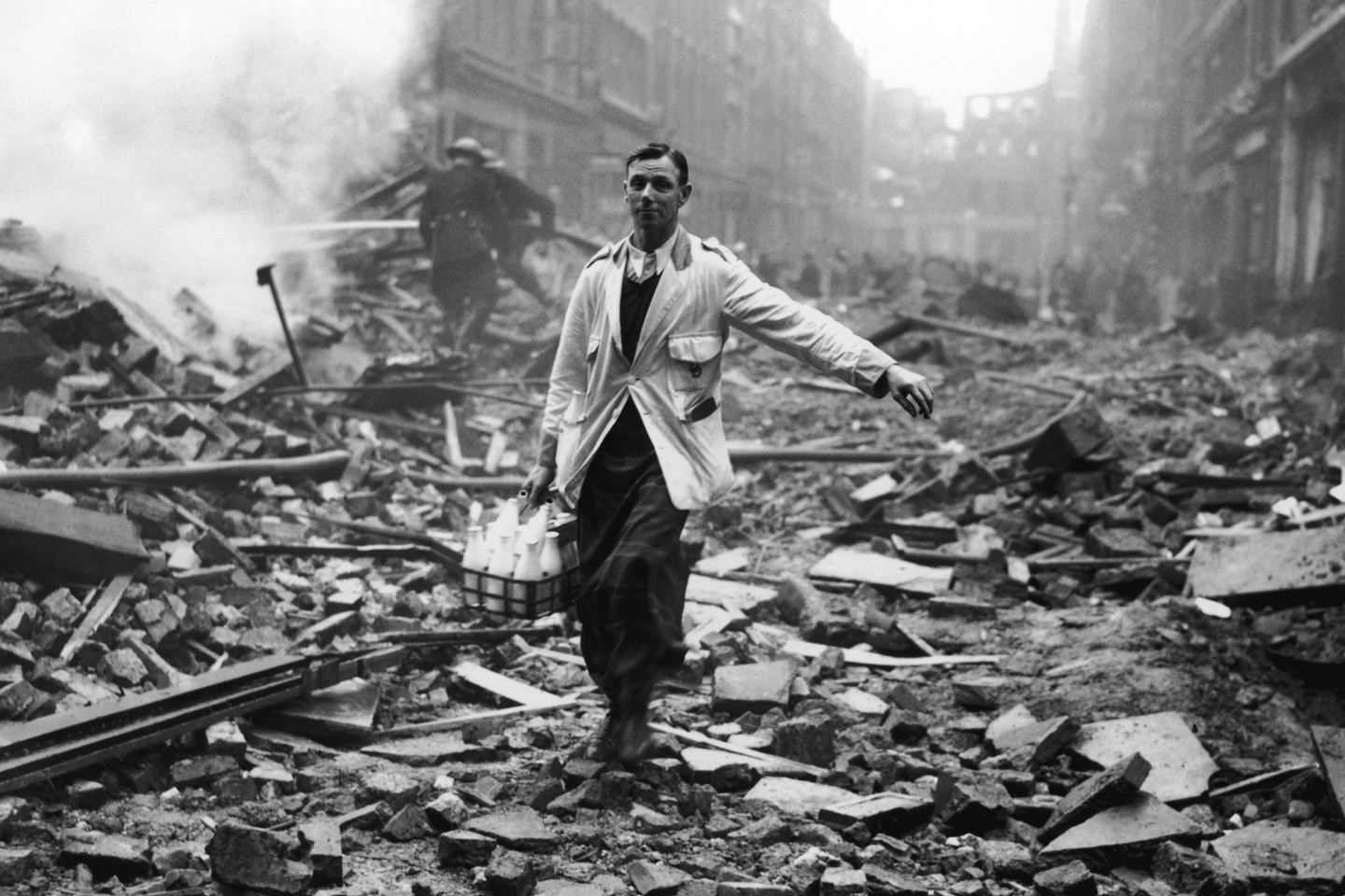 Londono pienininkas išnešioja pieną. Nepaisant vokiečių oro atakų, miesto gyvenimo ritmas sutrikdytas nebuvo.<br>Leidėjų nuotr.