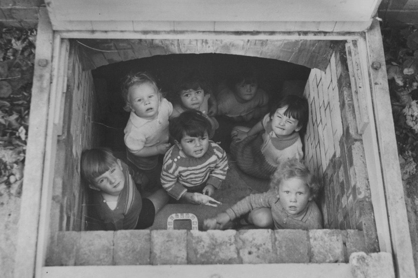 Nuo vokiečių aviacijos antskrydžio besislepiantys Londono vaikai. 1940 m.<br>Leidėjų nuotr.