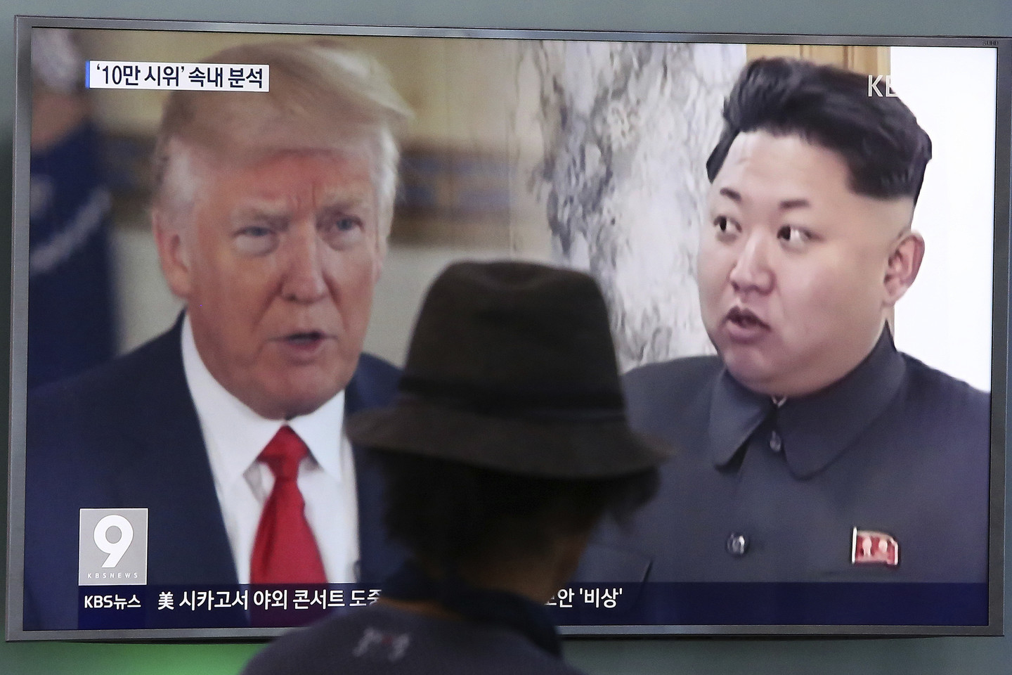 Nors niekada nėra susitikę, D. Trumpas ir Kim Jong-Unas bendrauja – plūsta vienas kitą – ir JAV prezidentas noriai atsako į itin retoriškus savo priešininko Pchenjane gestus. <br>AP nuotr.