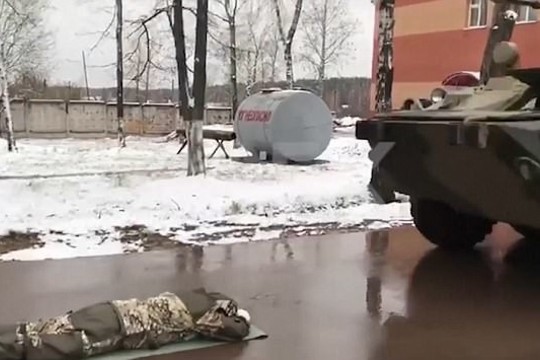 Rusiški valdininkų apmokymai – gultis po šarvuočiu ir šokti nuo skardžio