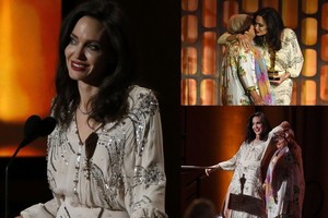 Švytinti Angelina Jolie teikdama apdovanojimą sušoko šokį