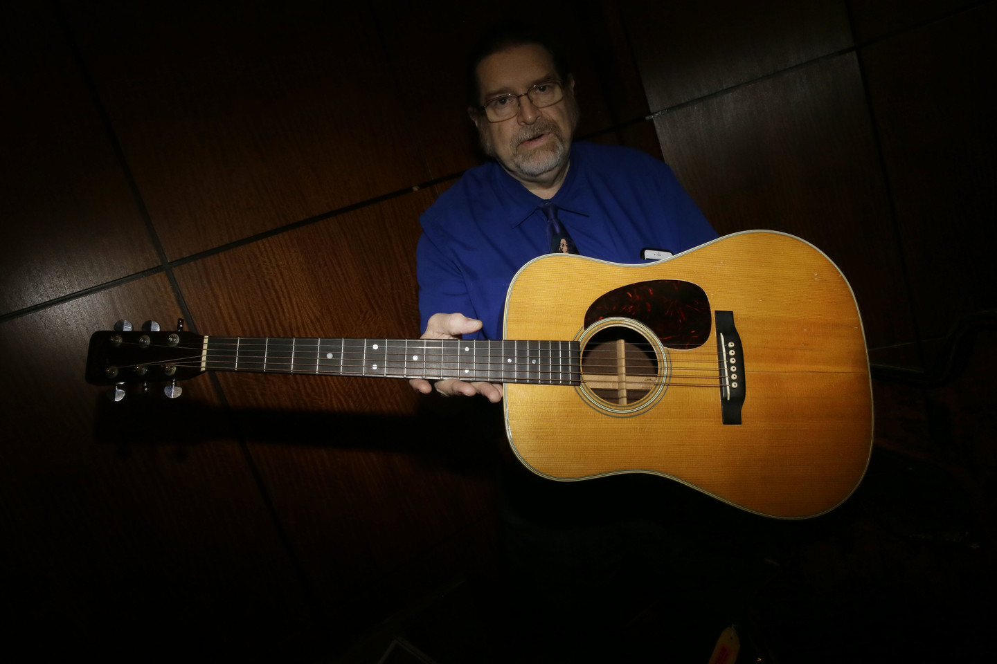 Ši Bobo Dylano gitara sekmadienį aukcione parduota už 396,5 tūkst. JAV dolerių.<br> AP nuotr.