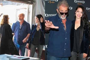 Pasikeitęs Melas Gibsonas su 27-erių mylimąja grįžo į viešumą