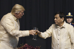 Filipinų prezidentas R. Dutertė paspaudė ranką į viršūnių susitikimą atvykusiam D. Trumpui