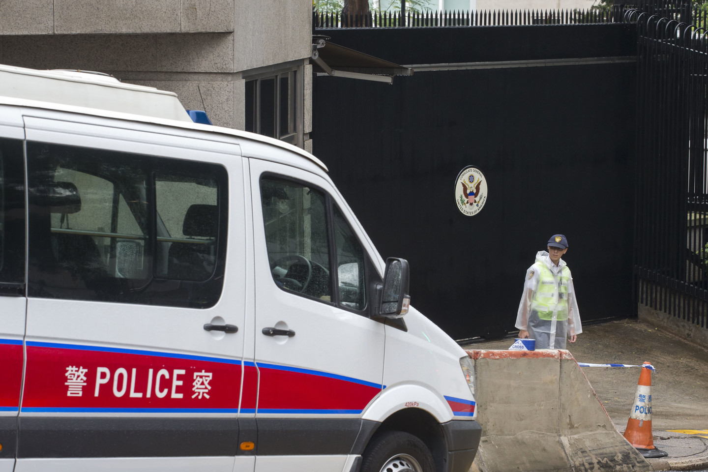  Dėl incidento konsulate buvo atšaukti visi pokalbiai dėl vizų, o prie pastato eilėje lūkuriuojantiems žmonėms buvo nurodyta nedelsiant išsiskirstyti.<br> AFP/„Scanpix“ nuotr. 