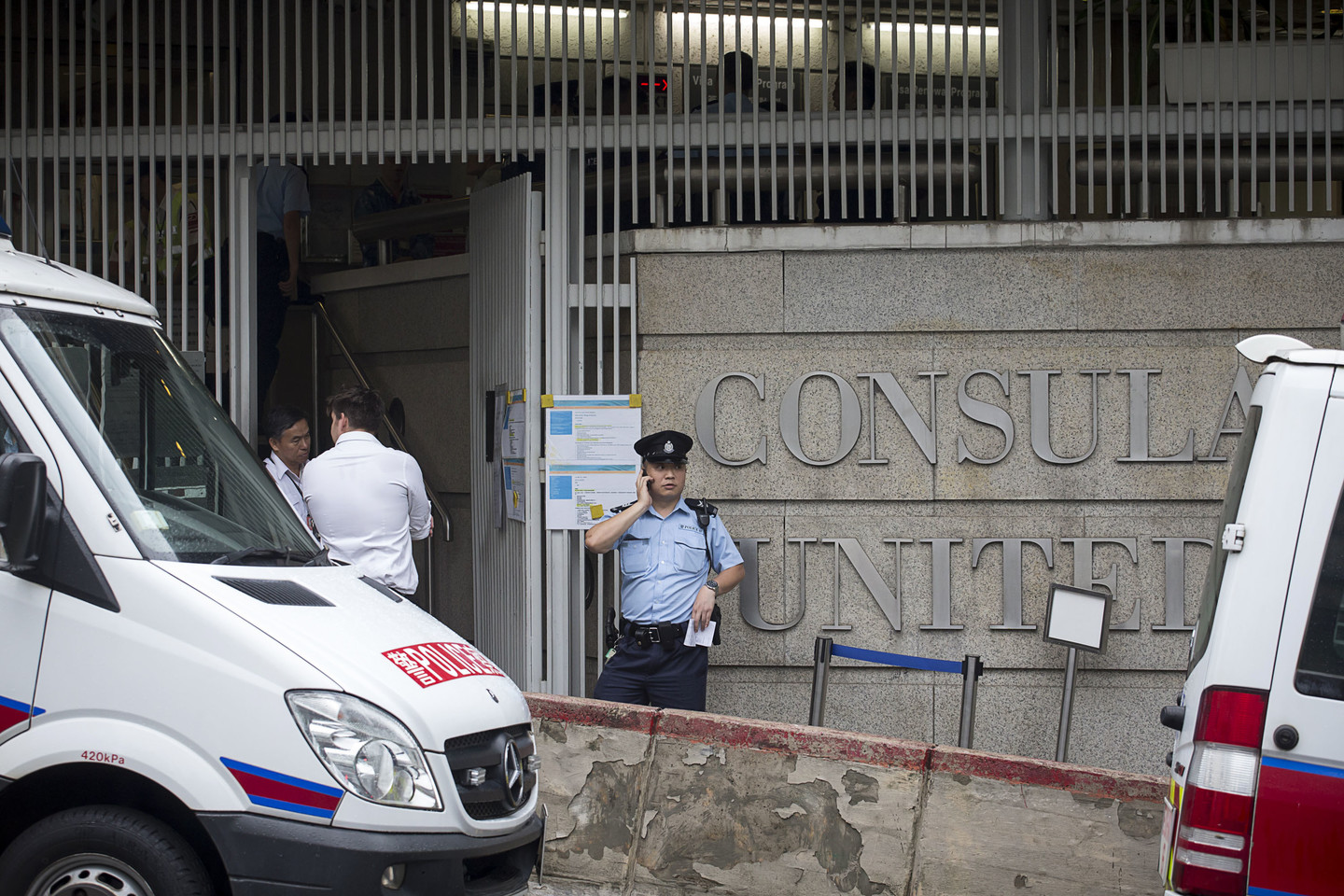 Dėl incidento konsulate buvo atšaukti visi pokalbiai dėl vizų, o prie pastato eilėje lūkuriuojantiems žmonėms buvo nurodyta nedelsiant išsiskirstyti.<br> AFP/„Scanpix“ nuotr. 
