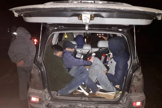 Kalvarijos pasieniečiai sulaikė 10 migrantų iš Vietnamo ir du juos gabenusius latvius