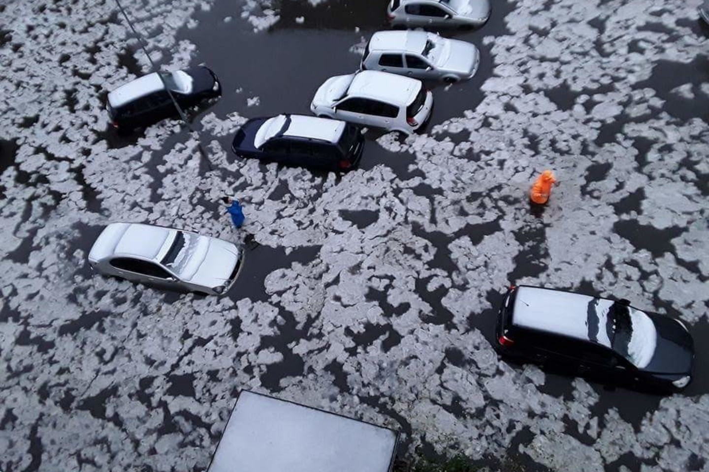 Klaipėdiečių užfiksuoti kadrai stebina – kai kuriuose kiemuose vanduo automobilius apsėmė iki žibintų.<br>Lrytas.lt skaitytojų nuotr.