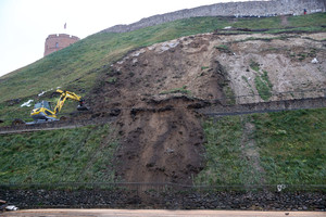Gedimino kalnas nerimsta: nugarmėjusi nuošliauža pasiglemžė dalį pėsčiųjų tako