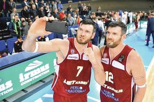 Broliai Lavrinovičiai turi pasiūlymą  „Knicks“ atleistam Mindaugui Kuzminskui