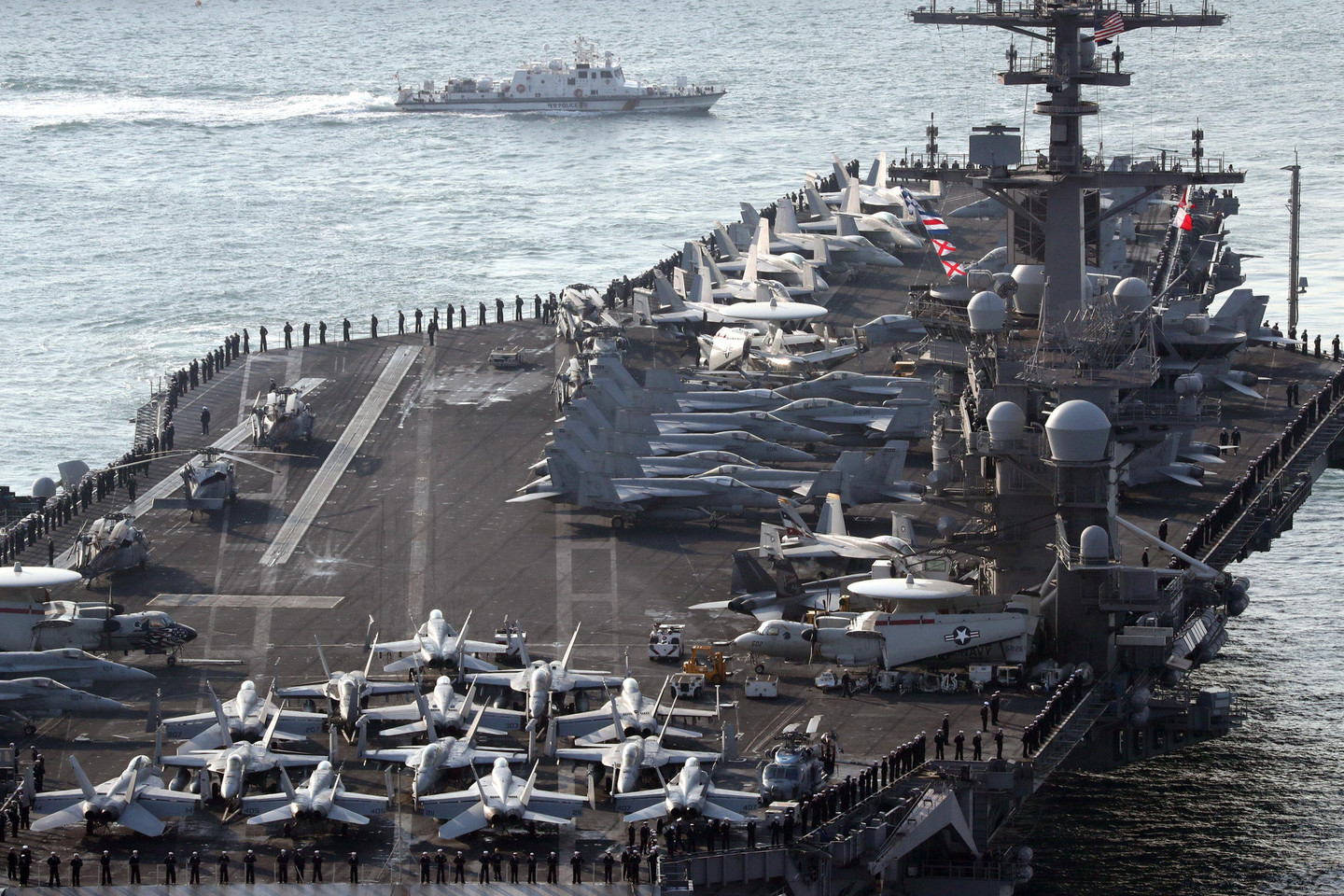 JAV karinio jūrų laivyno kovinių laivų grupė „Carl Vinson“ pajudėjo link Korėjos pusiasalio.<br>„Reuters“/“Scanpix“ nuotr.