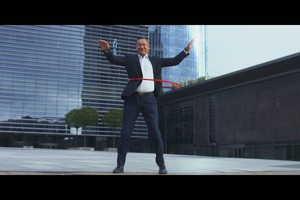 Tomo Sinickio vaizdo klipe Artūrui Zuokui teko sukti lanką