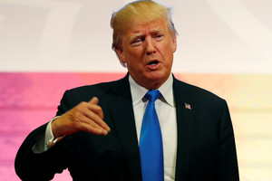 Donaldas Trumpas giria savo kelionę po Aziją, bet ją staigiai nutraukė